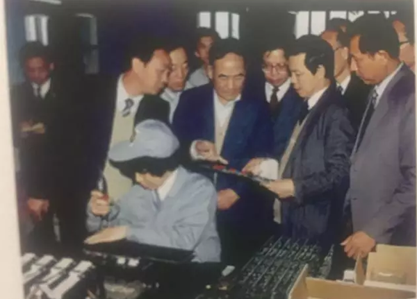 原機械工業(yè)部部長何光遠參觀西儀集團產品 原機械工業(yè)部部長何光遠參觀西儀集團產品
